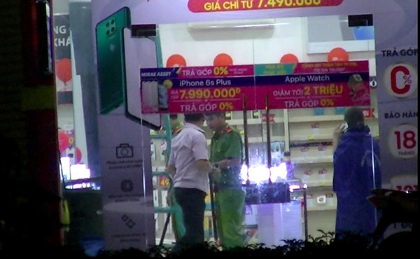 Trộm đột nhập FPT Shop lấy điện thoại di động