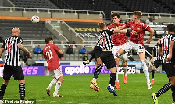 shaw dot luoi nha - bruno da hong phat den, mu van nguoc dong thang 4-1 truoc newcastle hinh anh 5