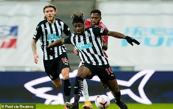 shaw dot luoi nha - bruno da hong phat den, mu van nguoc dong thang 4-1 truoc newcastle hinh anh 6