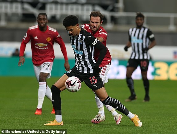shaw dot luoi nha - bruno da hong phat den, mu van nguoc dong thang 4-1 truoc newcastle hinh anh 7