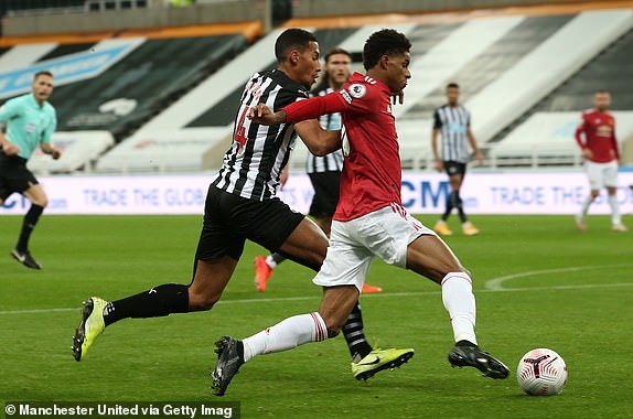 shaw dot luoi nha - bruno da hong phat den, mu van nguoc dong thang 4-1 truoc newcastle hinh anh 8