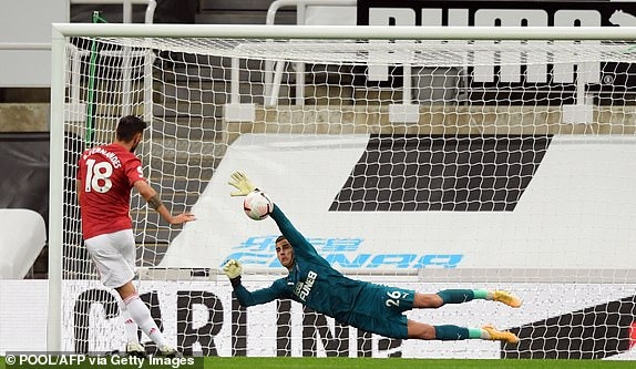 shaw dot luoi nha - bruno da hong phat den, mu van nguoc dong thang 4-1 truoc newcastle hinh anh 9