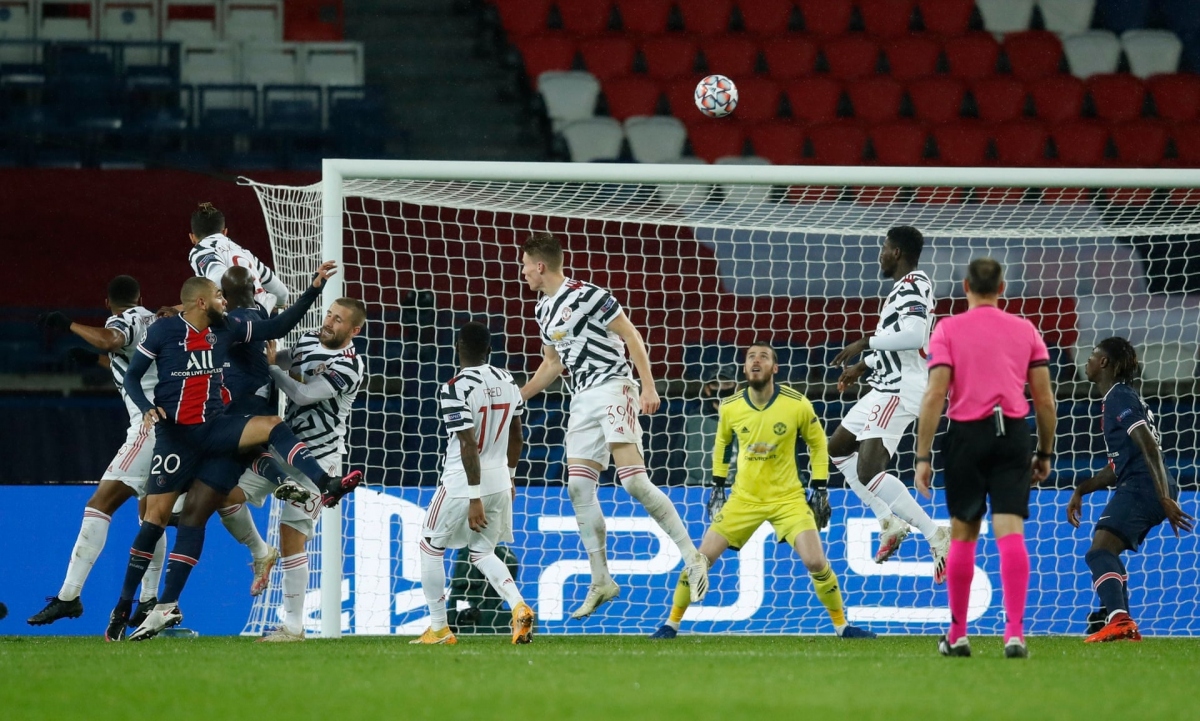Tình huống Martial đánh đầu phản lưới nhà giúp PSG quân bình tỷ số 1-1 trước MU. (Ảnh: Reuters).
