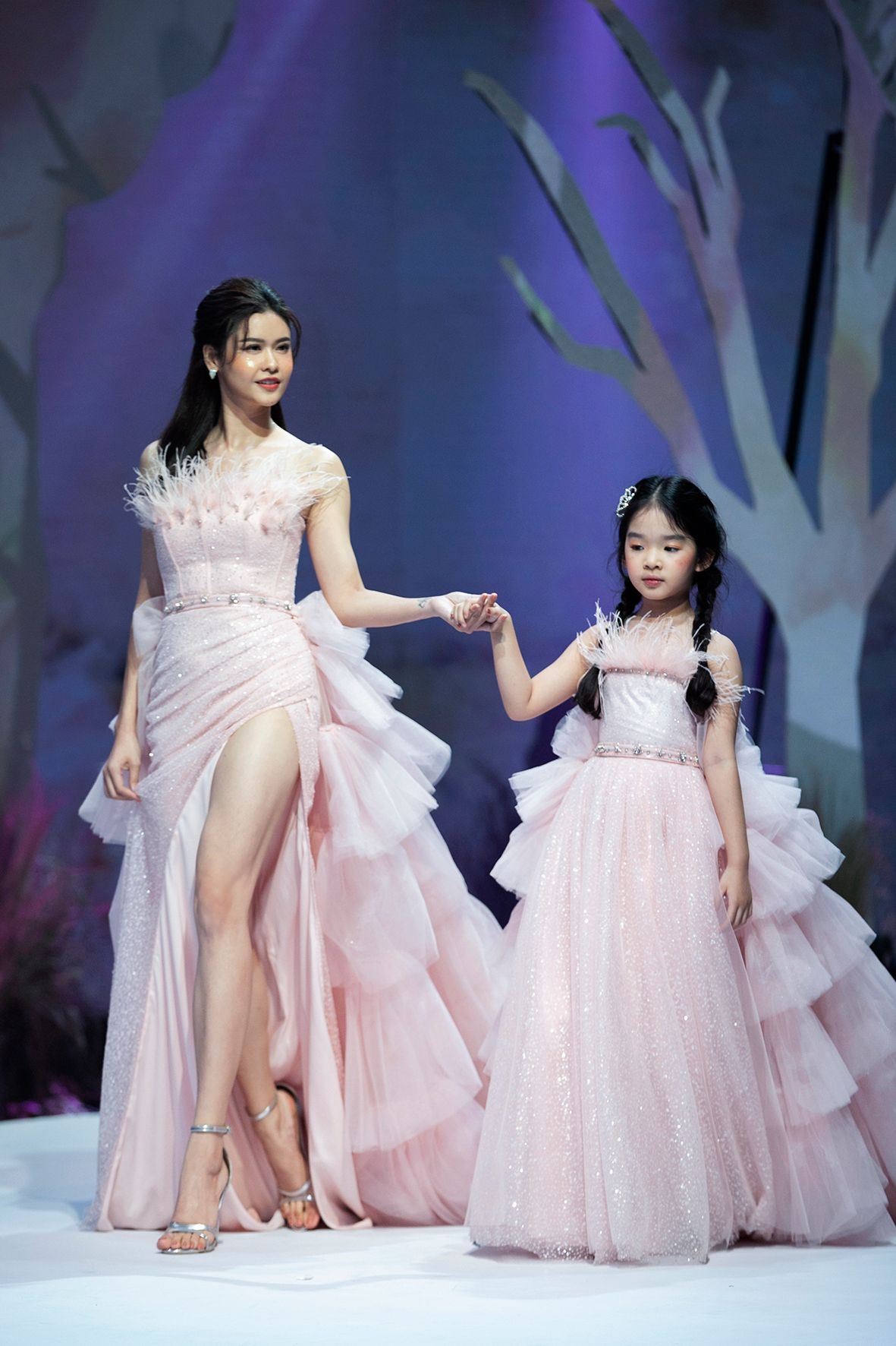 lan khue, truong quynh anh catwalk mo man vietnam junior fashion week 2020 hinh anh 4