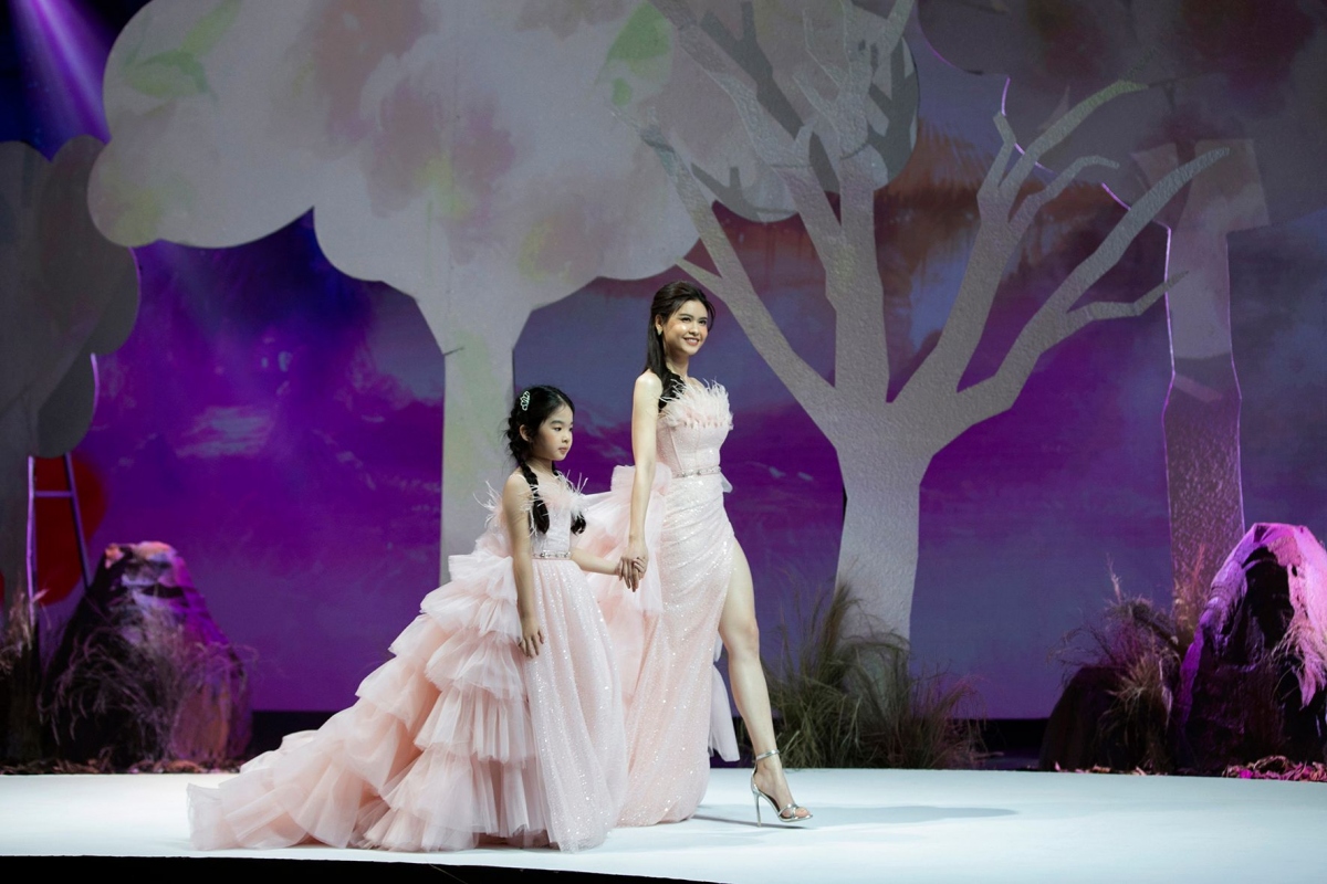 lan khuê, trương quỳnh anh catwalk mở màn vietnam junior fashion week 2020 hình ảnh 7 lan khue, truong quynh anh catwalk mo man vietnam junior fashion week 2020 hinh anh 7