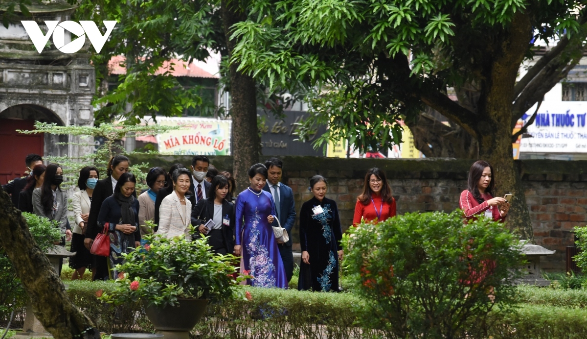 wife of japanese pm enjoys visit to temple of literature picture 3