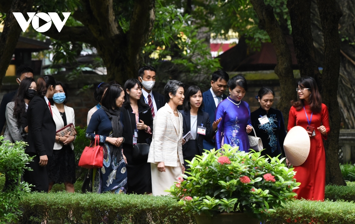 wife of japanese pm enjoys visit to temple of literature picture 4