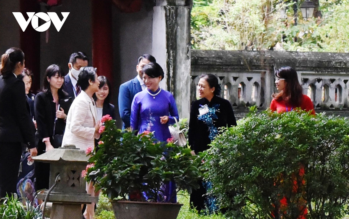 wife of japanese pm enjoys visit to temple of literature picture 5