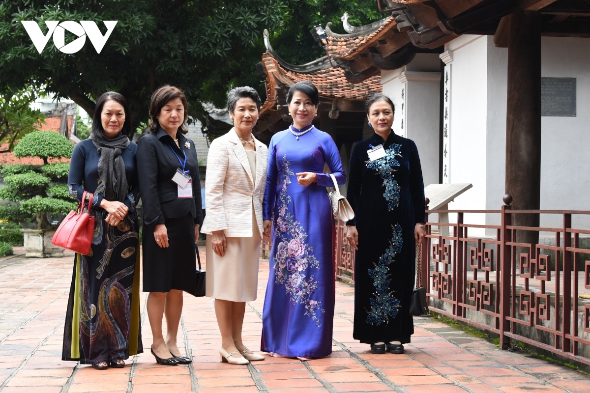 wife of japanese pm enjoys visit to temple of literature picture 6