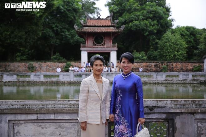 wife of japanese pm enjoys visit to temple of literature picture 7