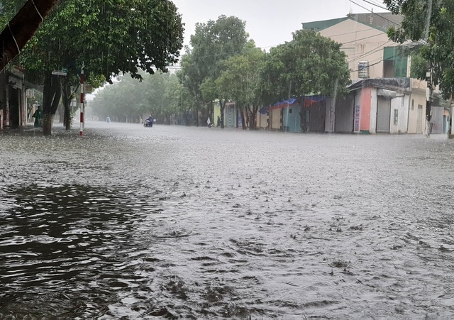 heavy rain turns streets in vinh city into rivers picture 3