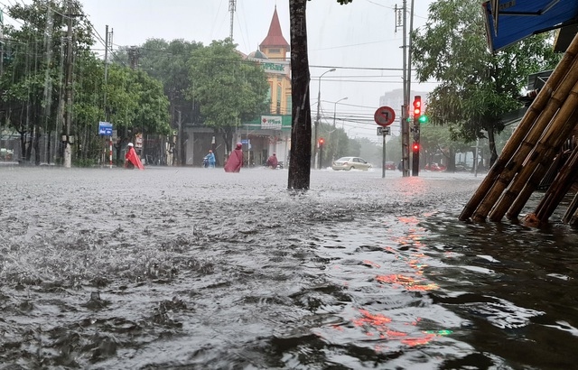 heavy rain turns streets in vinh city into rivers picture 4
