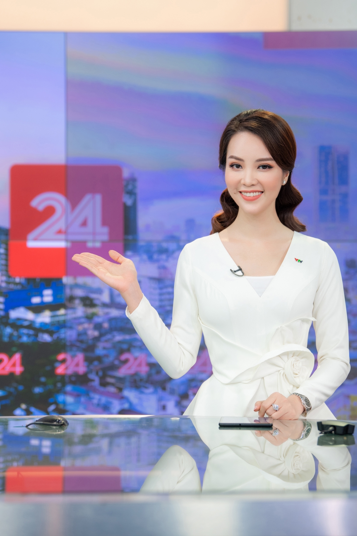 Á hậu Thụy Vân lên sóng "đập tan" tin đồn nghỉ việc ở VTV