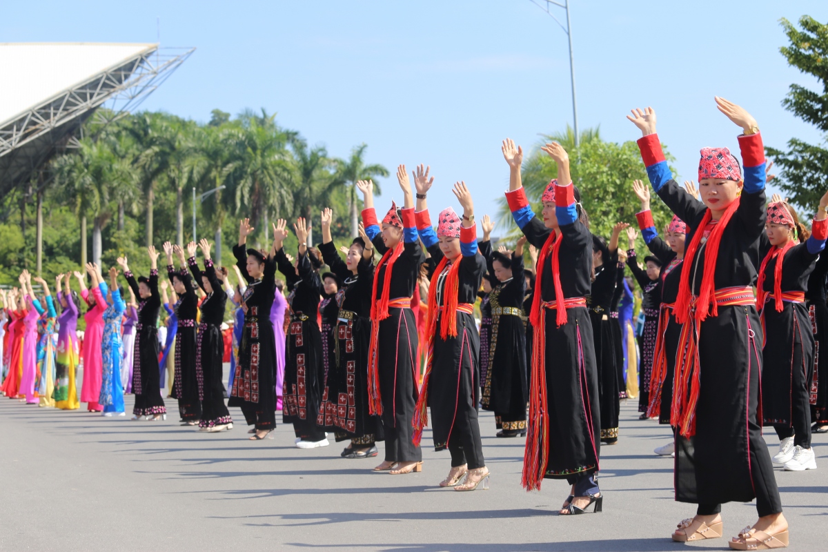 dieu hanh ao dai duyen dang ha long - ton vinh ve dep truyen thong phu nu viet hinh anh 2