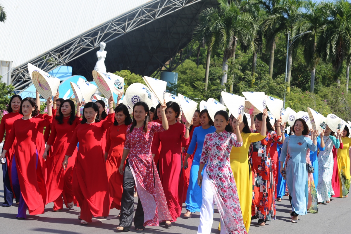 dieu hanh ao dai duyen dang ha long - ton vinh ve dep truyen thong phu nu viet hinh anh 3