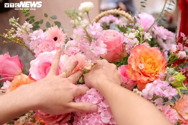 imported flower market busy on vietnamese women s day picture 10