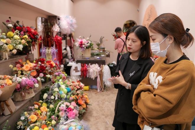 imported flower market busy on vietnamese women s day picture 2