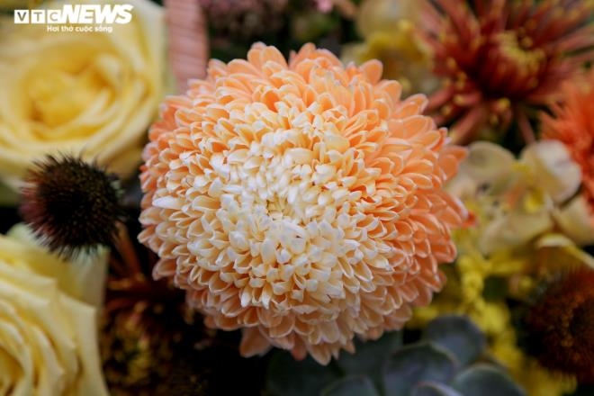 imported flower market busy on vietnamese women s day picture 6