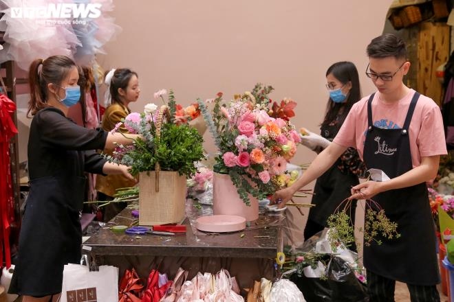 imported flower market busy on vietnamese women s day picture 8