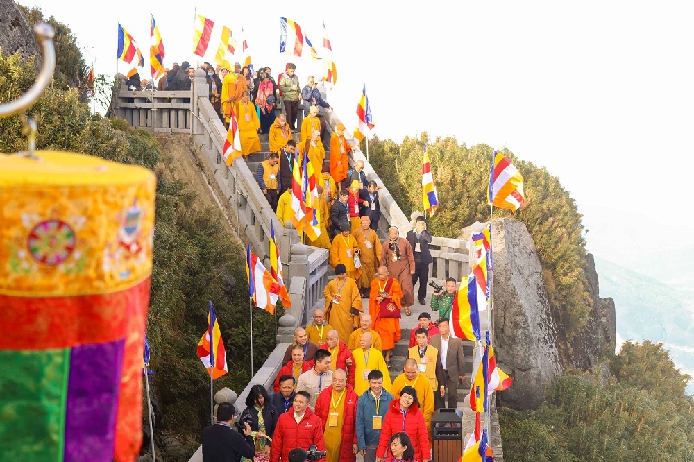 nhung khoanh khac linh thieng trong le cau an lon nhat tren dinh fansipan hinh anh 1