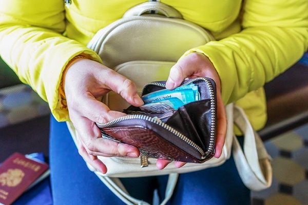 10 mẹo hay giúp bạn giữ tiền an toàn khi đi du lịch | VOV.VN
