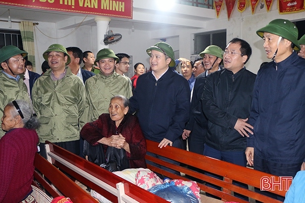 Chủ tịch UBND tỉnh Hà Tĩnh Trần Tiến Hưng động viên người dân tại điểm sơ tán ở huyện Lộc Hà.