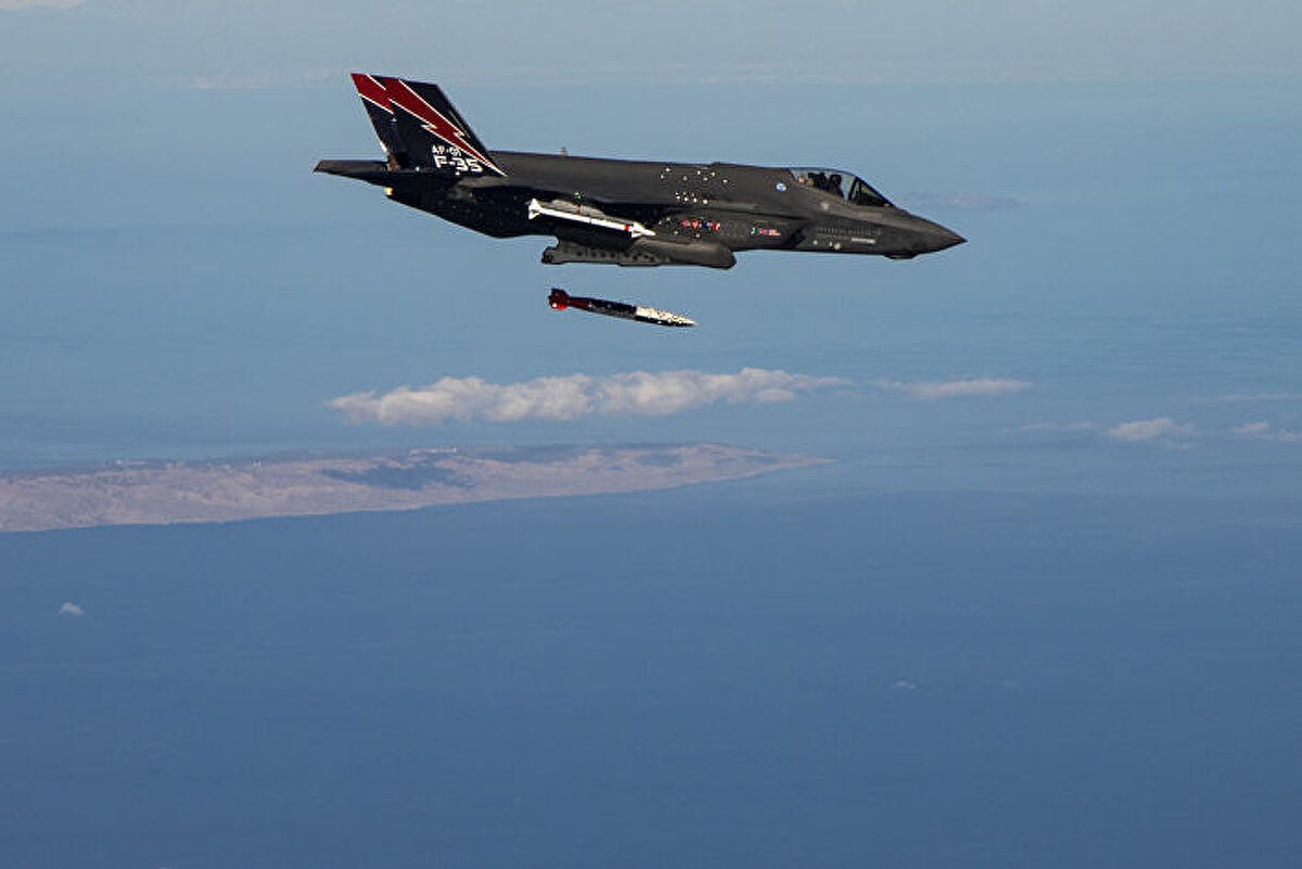 Video: Tiêm kích tàng hình F-35 ném thử bom hạt nhân B61-12