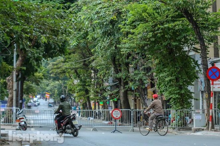 rao chan tu phia ca khu pho ha noi vi phat hien bom chua no hinh anh 9