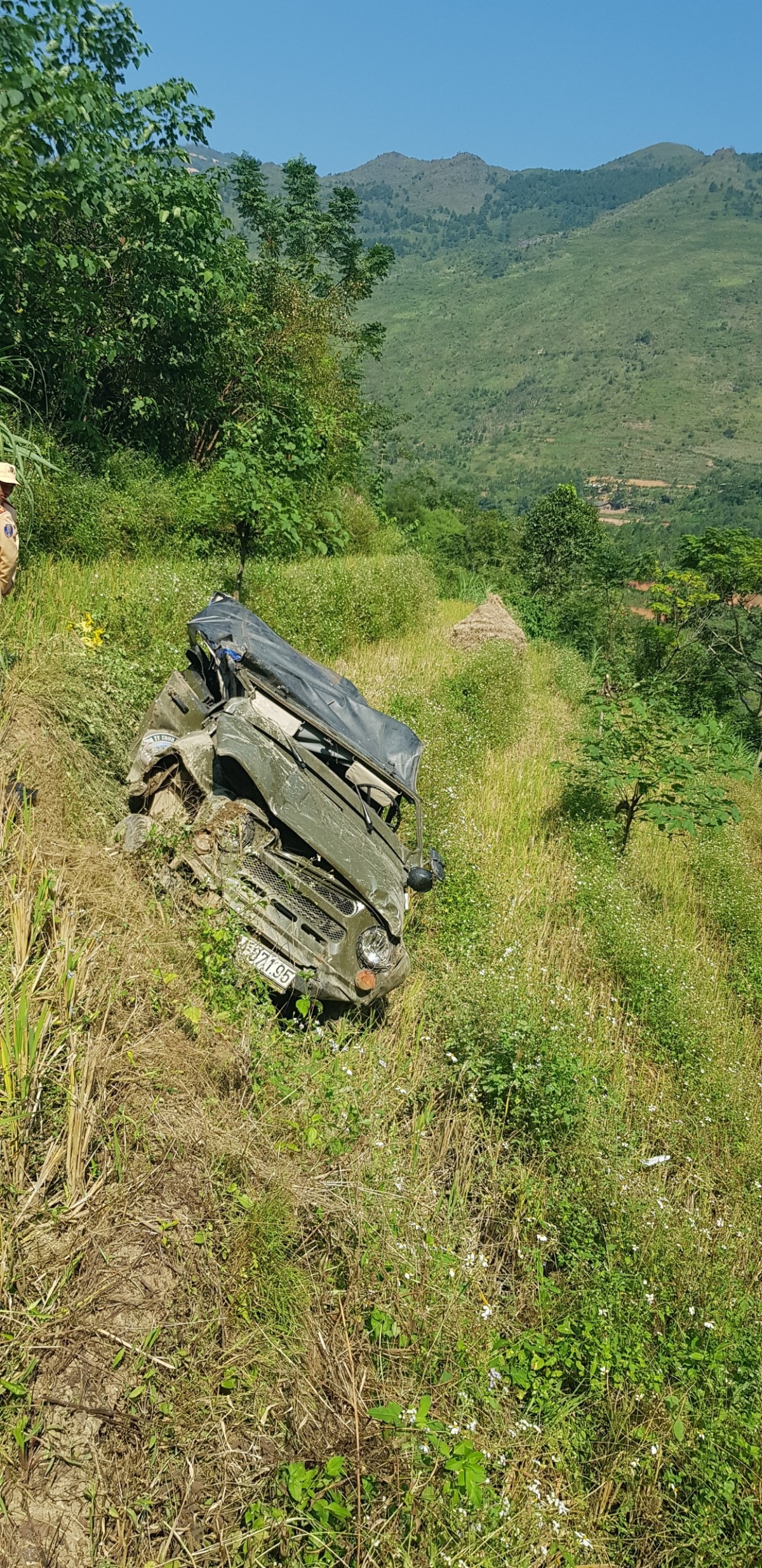 Oto lao xuong vuc sau, 3 khach du lich tu nan hinh anh 3