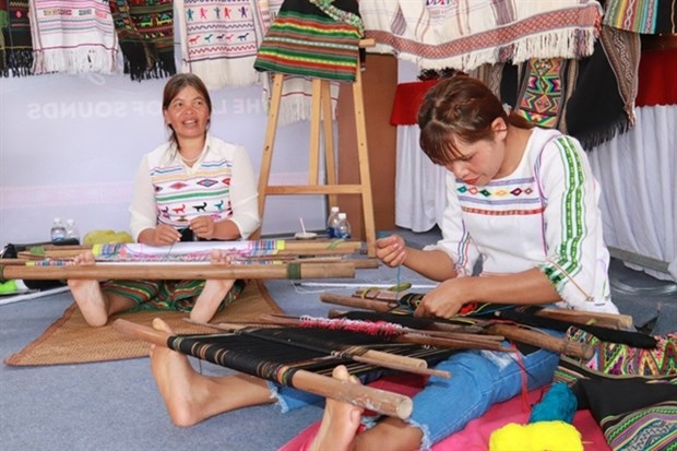 Locals preserve value of Vietnamese brocade