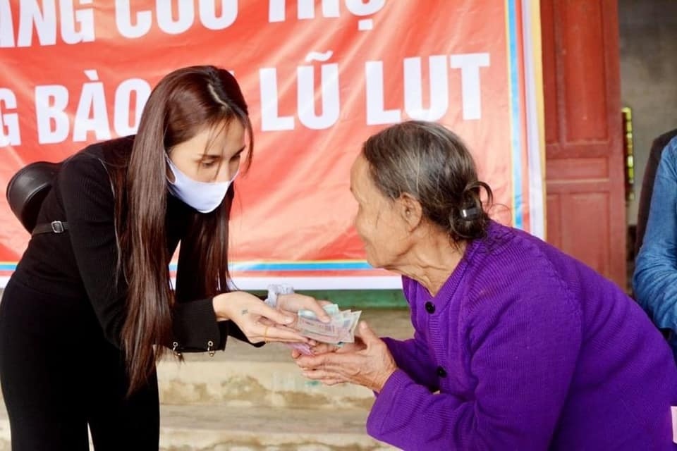 Thủy Tiên thông báo đóng tài khoản vì áp lực dư luận và bị Công Vinh... mắng