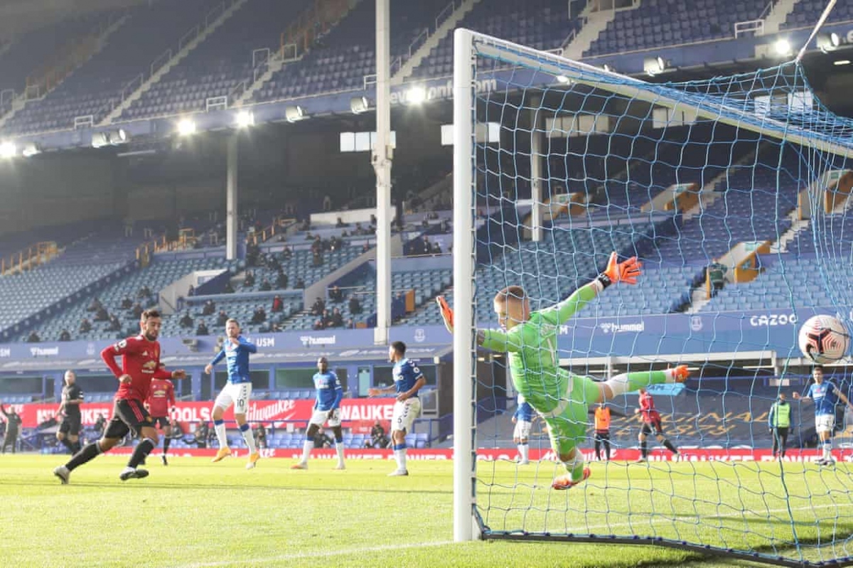 everton 1-3 mu bruno toa sang ruc ro, cavani mo tai khoan ban thang hinh anh 2