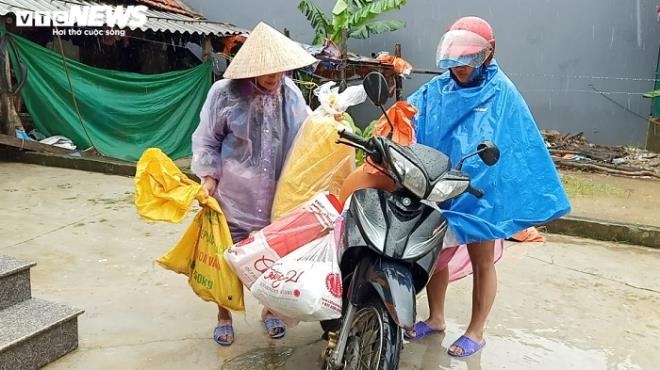 Anh nguoi ha tinh tat bat dat trau bo chay lu hinh anh 2