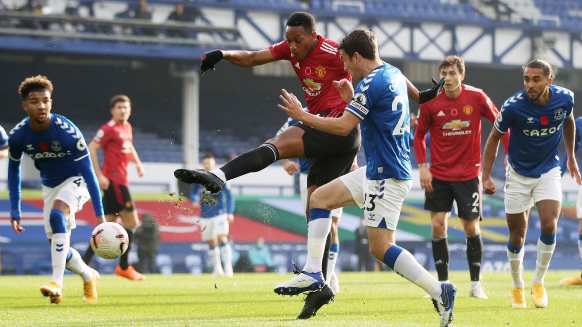 everton 1-3 mu bruno toa sang ruc ro, cavani mo tai khoan ban thang hinh anh 10