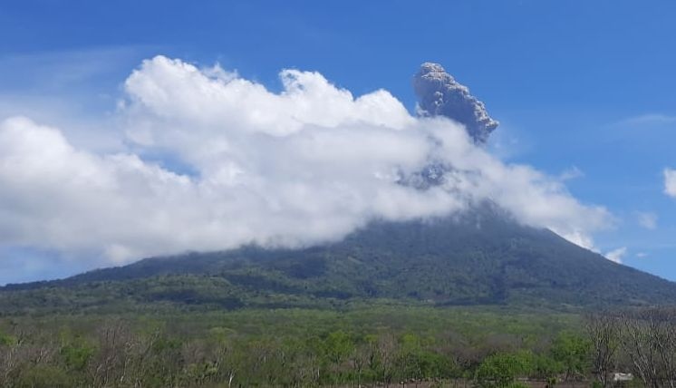 nui lua indonesia phun trao cot tro 4 km, chinh quyen so tan nguoi dan hinh anh 1