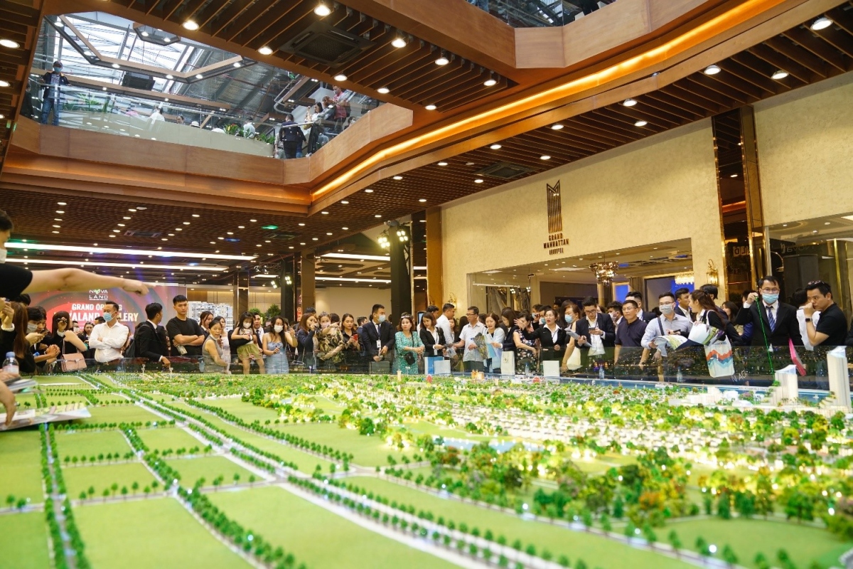 Rất đông khách hàng tham quan và tìm hiểu các Dự án trong ngày khai trương Novaland Gallery.