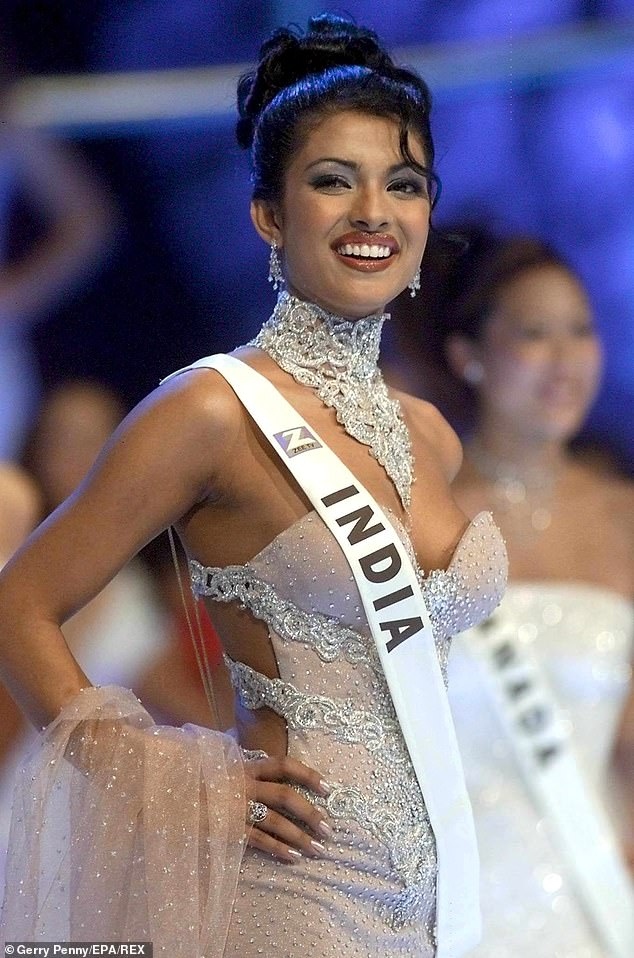 hoa hau the gioi 2000 lan dau ke ve su co trang phuc trong dem chung ket 20 nam truoc hinh anh 2