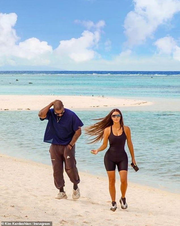 kim kardashian dien bodysuit nong bong di dao tren bai bien cung chong hinh anh 1