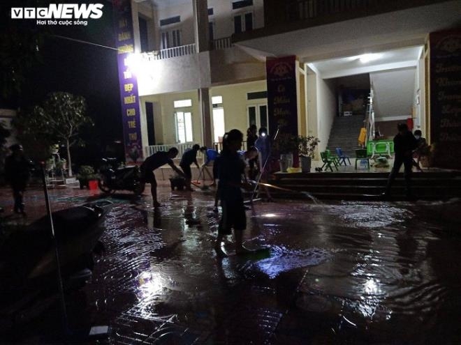 giao vien ha tinh xan quan, loi nuoc xuyen dem don bun dat sau lu hinh anh 7