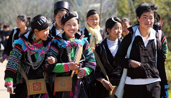 costumes of mong people in sa pa picture 1