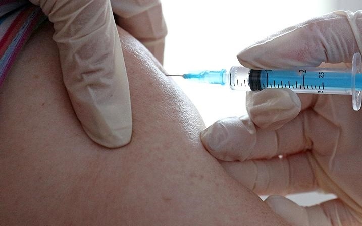 malaysia do bo han che di lai doi voi nguoi tiem du 2 mui vaccine covid-19 hinh anh 1