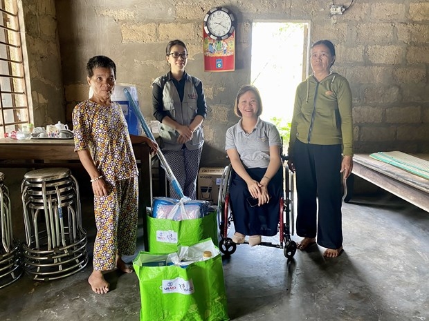 The US Agency for International Development (USAID) and the Action for the Community Development Centre (ACDC) on November 23 coordinated to provide relief aid for people with disabilities who have been affected by floods in the central province of Thua Thien-Hue. (Photo: VNA)