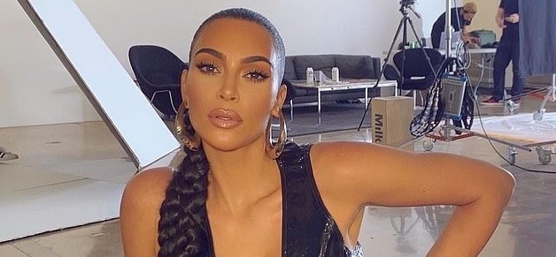 Kim Kardashian diện đồ da khoe dáng nóng bỏng trong studio