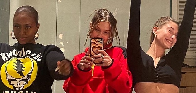 Hailey Baldwin khoe "eo con kiến", rạng rỡ chụp hình cùng bạn thân