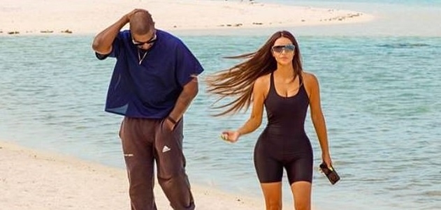 Kim Kardashian diện bodysuit nóng bỏng đi dạo trên bãi biển cùng chồng