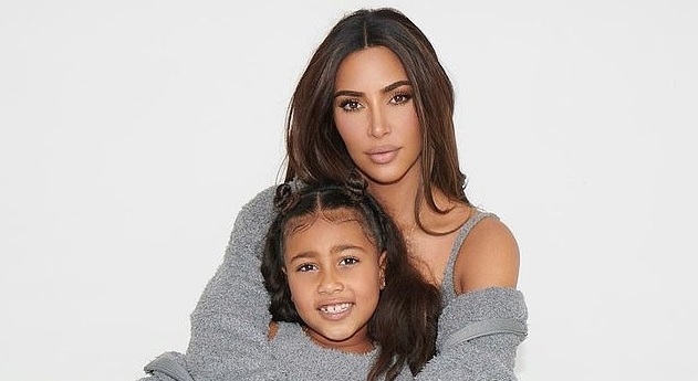 Kim Kardashian và con gái cưng mặc đồ đôi chụp hình quảng cáo