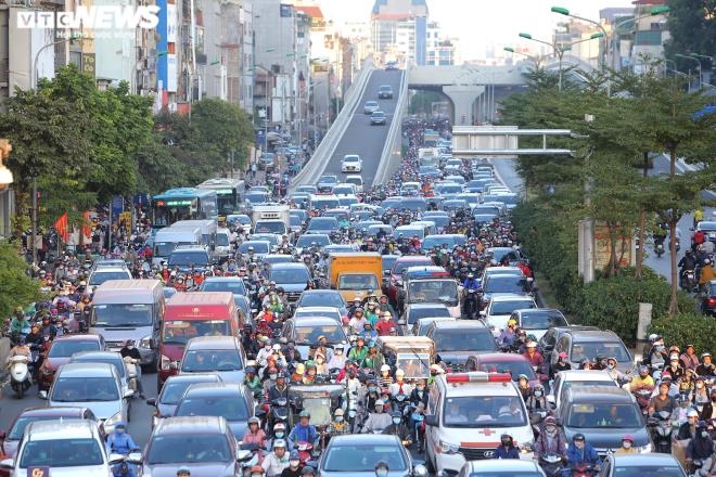 vi sao giao thong ha noi cu thong cho nay lai tac cho kia hinh anh 2