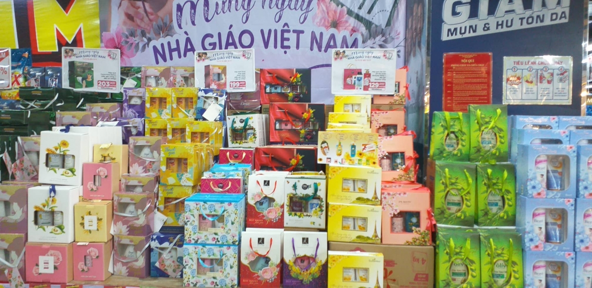 gift market busy ahead of vietnamese teachers day picture 6