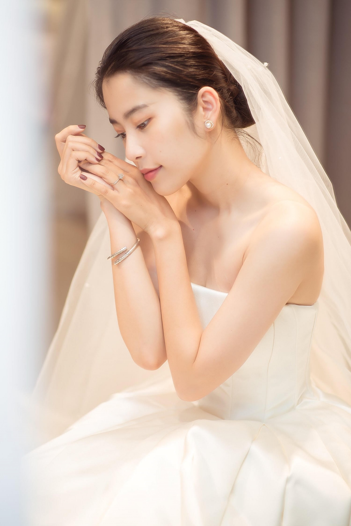 nam em rang ro mac vay cuoi truoc tin don chuan bi len xe hoa hinh anh 3