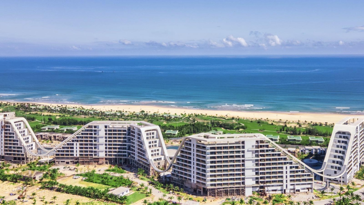 Trải dài bên bờ biển đẹp nhất Quy Nhơn, khách sạn sở hữu tầm view khoáng đạt và tuyệt đẹp.
